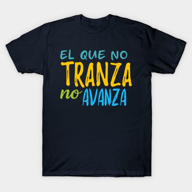 El que no tranza, no avanza - color design T-Shirt by verde